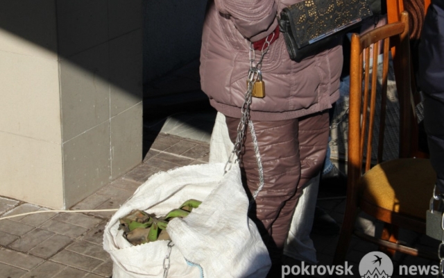 Вышли и приковали себя цепями: на Донбассе протестуют шахтеры (ФОТО) Фото № 4 Вышли и приковали себя цепями: на Донбассе протестуют шахтеры (ФОТО) Фото № 4