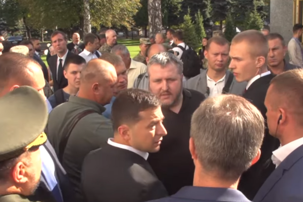Конфликт между военным и Зеленским: президент обозвал майора ВСУ Конфликт между военным и Зеленским: президент обозвал майора ВСУ