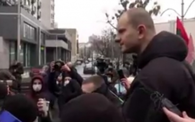 Активисты штурмуют офис телеканала Активисты штурмуют офис телеканала