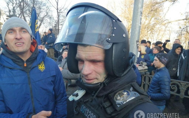 Копья, камни, газ и зеленка: под Верховной Радой митинги (ФОТО, ВИДЕО) Фото № 6 Копья, камни, газ и зеленка: под Верховной Радой митинги (ФОТО, ВИДЕО) Фото № 6