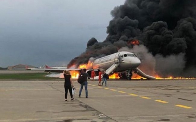 Выжившие пассажиры Sukhoi Superjet 100 благодарят бортпроводников за помощь Фото № 0 Выжившие пассажиры Sukhoi Superjet 100 благодарят бортпроводников за помощь Фото № 0