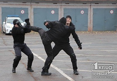 Патрульные Кривого Рога продемонстрировали свои умения Фото № 0 Патрульные Кривого Рога продемонстрировали свои умения Фото № 0