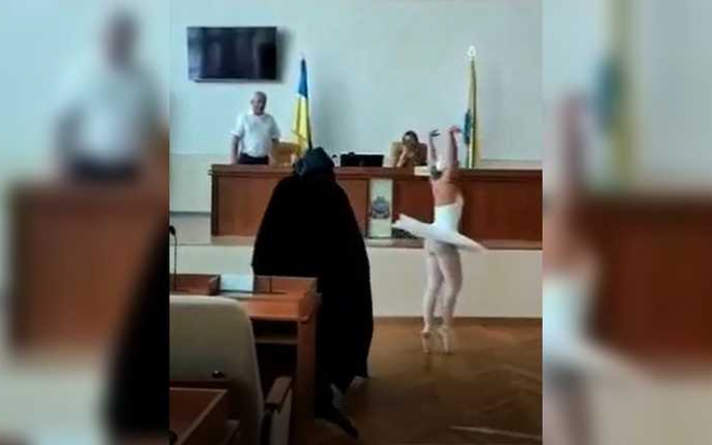 Чиновница в пуантах и чумной доктор: мэра Черноморска поздравили Чиновница в пуантах и чумной доктор: мэра Черноморска поздравили