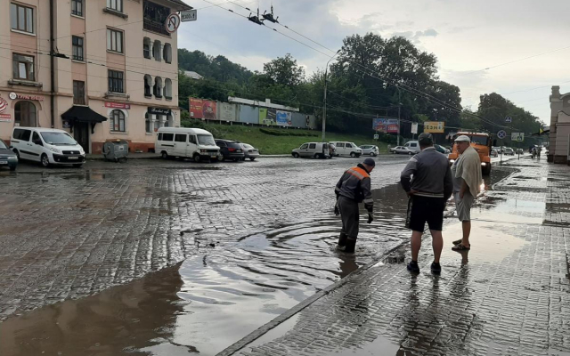 В Черновцах пронесся мощный ураган: затопило улицы, повалило деревья, сносило крыши домов и остановки (ФОТО, ВИДЕО) Фото № 0 В Черновцах пронесся мощный ураган: затопило улицы, повалило деревья, сносило крыши домов и остановки (ФОТО, ВИДЕО) Фото № 0