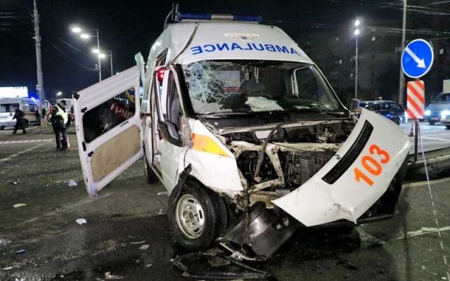 Автокатастрофа в Киеве: погибли двое медиков из бригады скорой помощи Фото № 0 Автокатастрофа в Киеве: погибли двое медиков из бригады скорой помощи Фото № 0