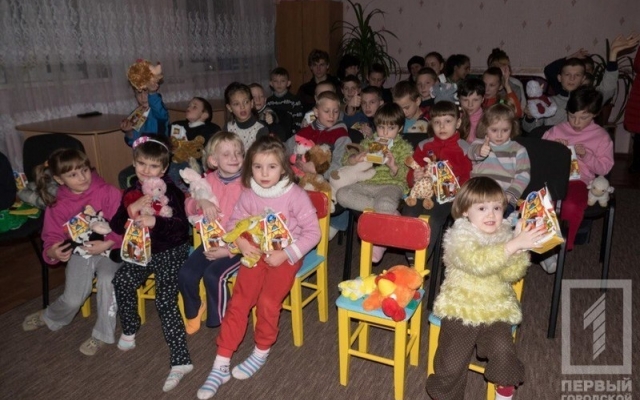 Криворожские хоккеисты проведали детей из реабилитационного центра Фото № 2 Криворожские хоккеисты проведали детей из реабилитационного центра Фото № 2