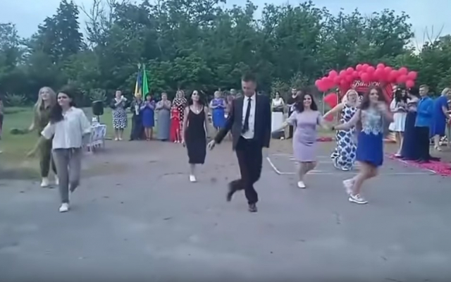 Под Полтавой молодой директор школы устроил зажигательные танцы: видео разлетелось в сети Фото № 0 Под Полтавой молодой директор школы устроил зажигательные танцы: видео разлетелось в сети Фото № 0