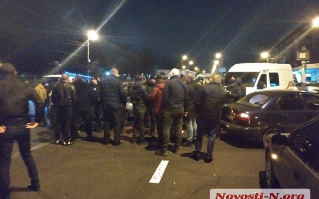 Таксисты вышли на протест против беспредела с ДТП в Николаеве, перекрыв проезд (ФОТО) Фото № 10 Таксисты вышли на протест против беспредела с ДТП в Николаеве, перекрыв проезд (ФОТО) Фото № 10