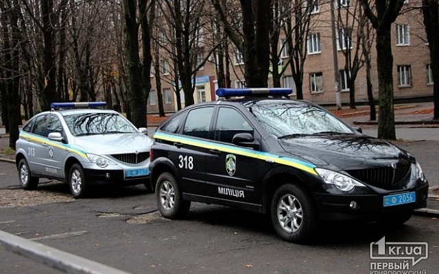 В Кривом Роге группа вооруженных людей блокирует здание В Кривом Роге группа вооруженных людей блокирует здание