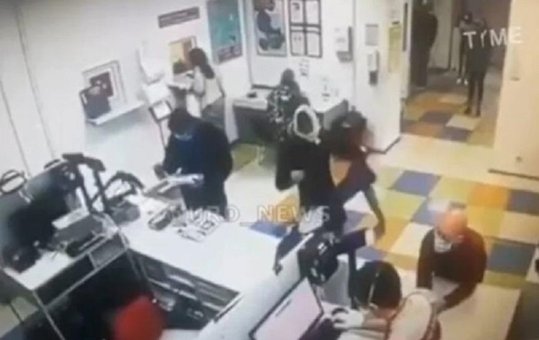 Курьез в отделении почты: на замечание надеть маску женщина надела нижнее белье на лицо (ВИДЕО 18+) Фото № 0 Курьез в отделении почты: на замечание надеть маску женщина надела нижнее белье на лицо (ВИДЕО 18+) Фото № 0