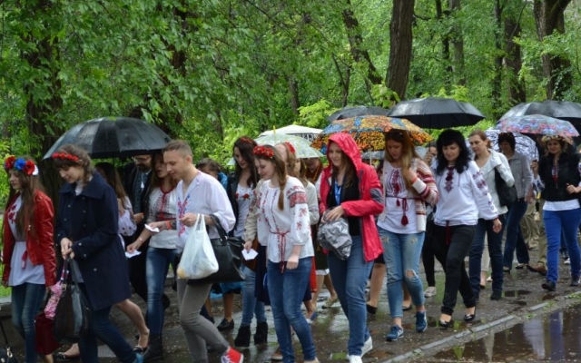 Проливной дождь не разогнал Парад вышиванок в Кривом Роге Фото № 3 Проливной дождь не разогнал Парад вышиванок в Кривом Роге Фото № 3