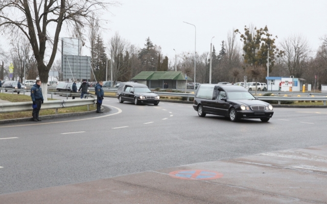 Встречали на коленях: в Борисполь прибыл экипаж с телами украинцев (ФОТО, ВИДЕО) Фото № 16 Встречали на коленях: в Борисполь прибыл экипаж с телами украинцев (ФОТО, ВИДЕО) Фото № 16