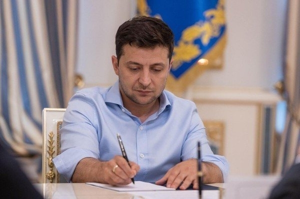 Владимир Зеленский подписал закон, разрешающий штрафовать Владимир Зеленский подписал закон, разрешающий штрафовать