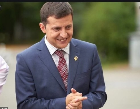 Зеленский поработал почтальоном во время поездки в Херсон: сеть взорвали яркие фотожабы Фото № 0 Зеленский поработал почтальоном во время поездки в Херсон: сеть взорвали яркие фотожабы Фото № 0