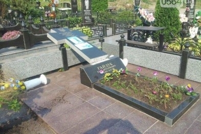 В Кривом Роге снова повалили памятники погибшим героям АТО Фото № 0 В Кривом Роге снова повалили памятники погибшим героям АТО Фото № 0