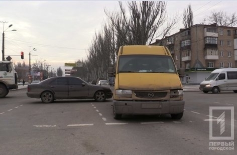 В Кривом Роге микроавтобус столкнулся с иномаркой Фото № 0 В Кривом Роге микроавтобус столкнулся с иномаркой Фото № 0