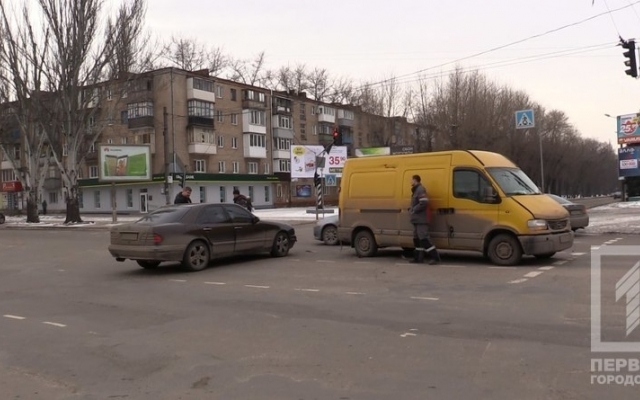 В Кривом Роге микроавтобус столкнулся с иномаркой Фото № 1 В Кривом Роге микроавтобус столкнулся с иномаркой Фото № 1