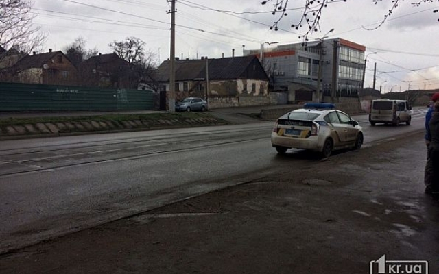 В центре Кривого Рога легковушка врезалась в жилой дом Фото № 3 В центре Кривого Рога легковушка врезалась в жилой дом Фото № 3