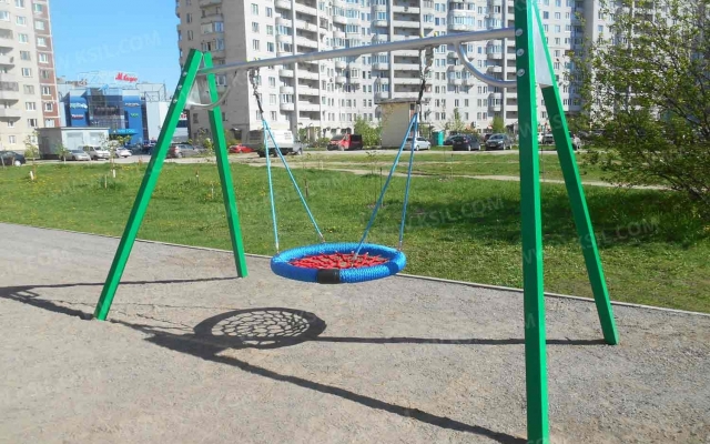 Полетели! В Киеве парочка занималась интимом прямо на качелях. Фото № 0 Полетели! В Киеве парочка занималась интимом прямо на качелях. Фото № 0