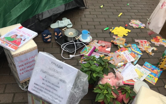 В центре Киева протест: тысяча людей грозятся перекрыть Крещатик и поставить палатки (ФОТО) Фото № 9 В центре Киева протест: тысяча людей грозятся перекрыть Крещатик и поставить палатки (ФОТО) Фото № 9