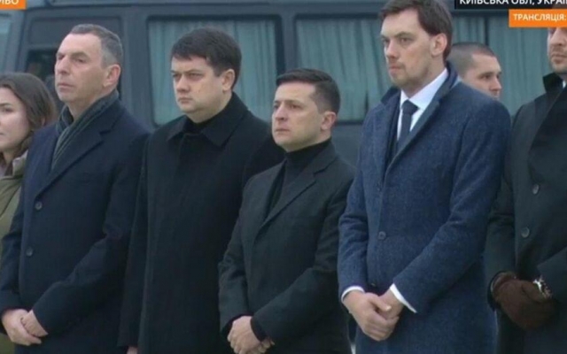 Встречали на коленях: в Борисполь прибыл экипаж с телами украинцев (ФОТО, ВИДЕО) Фото № 14 Встречали на коленях: в Борисполь прибыл экипаж с телами украинцев (ФОТО, ВИДЕО) Фото № 14