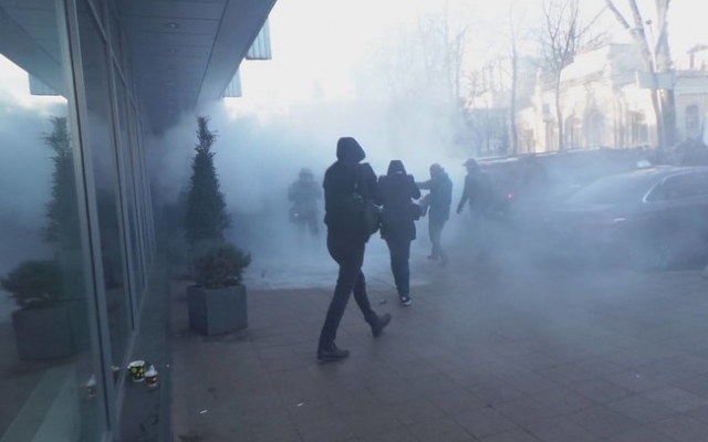 Копья, камни, газ и зеленка: под Верховной Радой митинги (ФОТО, ВИДЕО) Фото № 2 Копья, камни, газ и зеленка: под Верховной Радой митинги (ФОТО, ВИДЕО) Фото № 2