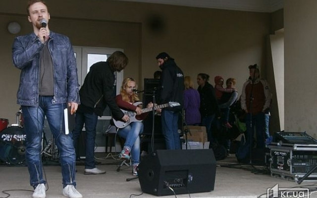 Проспект Почтовый в Кривом Роге стал сегодня музыкальным Фото № 4 Проспект Почтовый в Кривом Роге стал сегодня музыкальным Фото № 4
