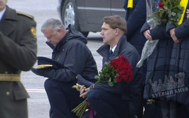 Встречали на коленях: в Борисполь прибыл экипаж с телами украинцев (ФОТО, ВИДЕО) Фото № 23 Встречали на коленях: в Борисполь прибыл экипаж с телами украинцев (ФОТО, ВИДЕО) Фото № 23