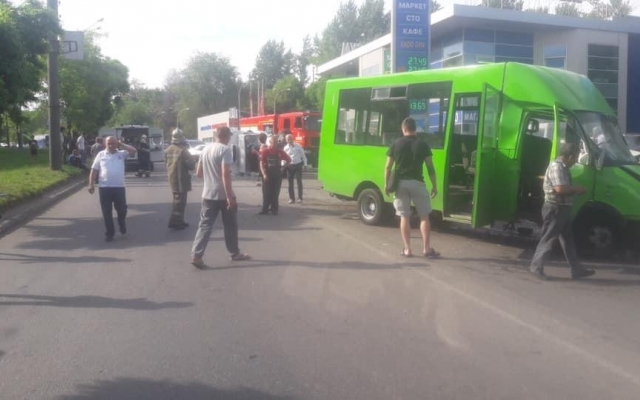 В Харькове столкнулись маршрутка и грузовик, 15 пострадавших Фото № 1 В Харькове столкнулись маршрутка и грузовик, 15 пострадавших Фото № 1
