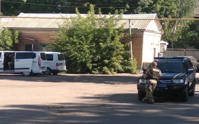Полтавский автоугонщик поменял заложника с сотрудника УГРО на начальника и с ним пытается покинуть город Фото № 4 Полтавский автоугонщик поменял заложника с сотрудника УГРО на начальника и с ним пытается покинуть город Фото № 4