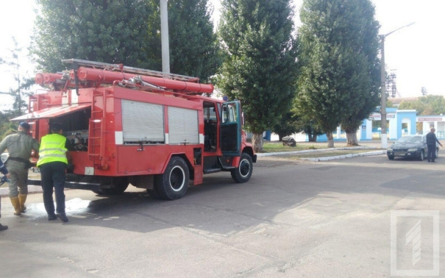 И швец и жнец - в Кривом Роге копы вместе с горожанами тушили иномарку Фото № 3 И швец и жнец - в Кривом Роге копы вместе с горожанами тушили иномарку Фото № 3