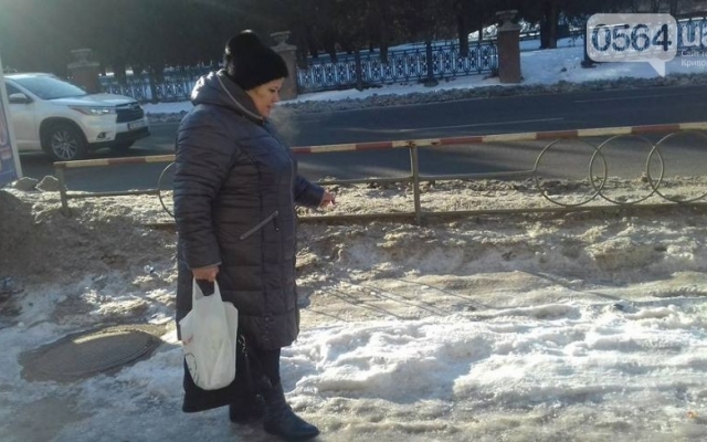 В Кривом Роге обледеневшие тротуары создают массу проблем горожанам Фото № 2 В Кривом Роге обледеневшие тротуары создают массу проблем горожанам Фото № 2