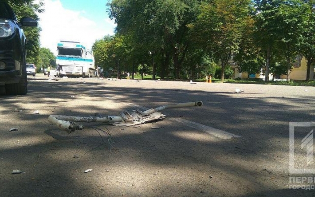 В Центрально-Городском районе столкнулись две фуры, пострадала девушка Фото № 3 В Центрально-Городском районе столкнулись две фуры, пострадала девушка Фото № 3