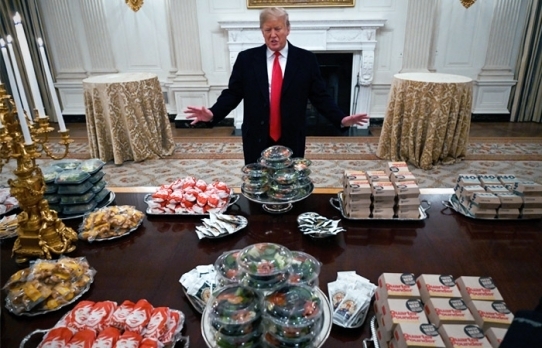 «Отличная американская еда» - Трамп кормит гостей гамбургерами и картошкой-фри Фото № 0 «Отличная американская еда» - Трамп кормит гостей гамбургерами и картошкой-фри Фото № 0
