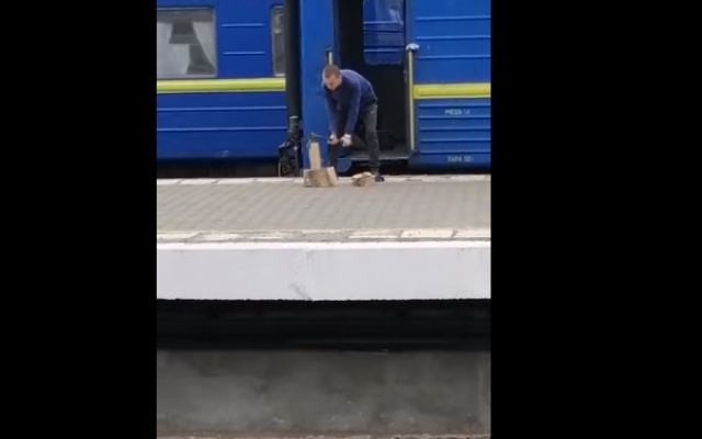 В Одессе проводник колол дрова на перроне (ВИДЕО) Фото № 0 В Одессе проводник колол дрова на перроне (ВИДЕО) Фото № 0