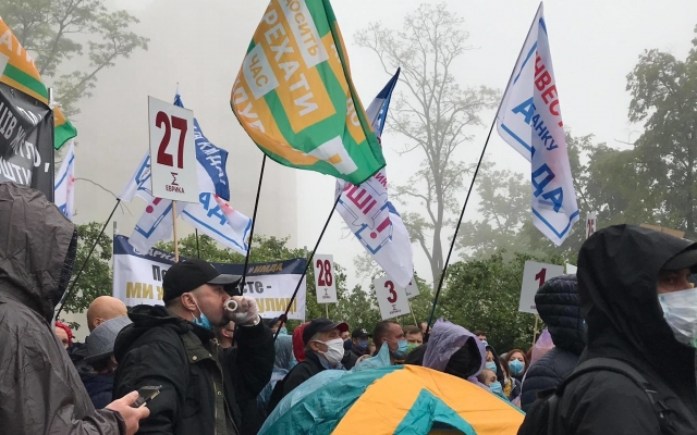В центре Киева протест: тысяча людей грозятся перекрыть Крещатик и поставить палатки (ФОТО) Фото № 5 В центре Киева протест: тысяча людей грозятся перекрыть Крещатик и поставить палатки (ФОТО) Фото № 5
