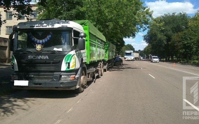 В Центрально-Городском районе столкнулись две фуры, пострадала девушка Фото № 4 В Центрально-Городском районе столкнулись две фуры, пострадала девушка Фото № 4