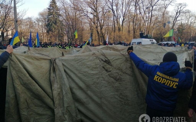Копья, камни, газ и зеленка: под Верховной Радой митинги (ФОТО, ВИДЕО) Фото № 4 Копья, камни, газ и зеленка: под Верховной Радой митинги (ФОТО, ВИДЕО) Фото № 4