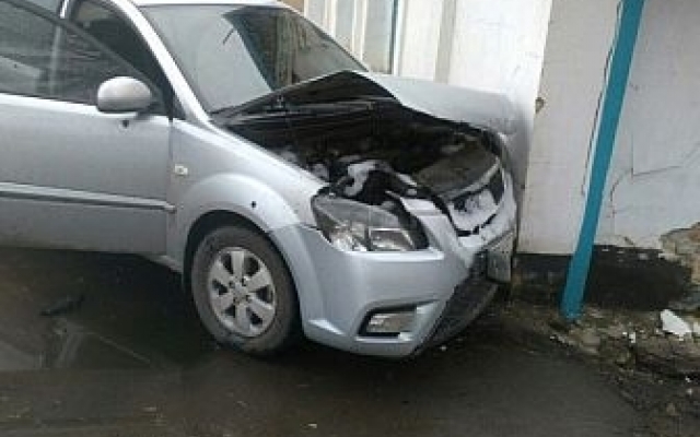 В центре Кривого Рога легковушка врезалась в жилой дом Фото № 2 В центре Кривого Рога легковушка врезалась в жилой дом Фото № 2