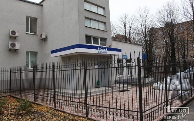 В Кривом Роге группа вооруженных людей блокирует здание В Кривом Роге группа вооруженных людей блокирует здание