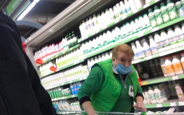 Нарушают элементарные правила: как продавцы в украинских супермаркетах придерживаются Нарушают элементарные правила: как продавцы в украинских супермаркетах придерживаются