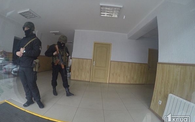 В Кривом Роге снова обыски: что же ищут люди с автоматами Фото № 3 В Кривом Роге снова обыски: что же ищут люди с автоматами Фото № 3