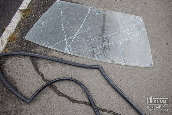 В Кривом Роге легковушка врезалась в столб и снесла дорожный знак Фото № 3 В Кривом Роге легковушка врезалась в столб и снесла дорожный знак Фото № 3