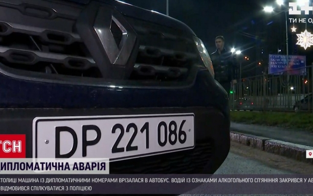 В столице дипломат совершил аварию, водитель еле держался на ногах Фото № 0 В столице дипломат совершил аварию, водитель еле держался на ногах Фото № 0