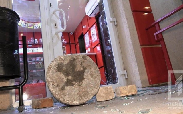 Ночью двое мужчин разгромили пивной магазин в Кривом Роге Фото № 4 Ночью двое мужчин разгромили пивной магазин в Кривом Роге Фото № 4
