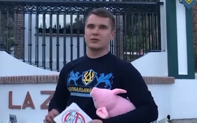 «Мы достанем их даже в Испании»: Нацкорпус навестил имения Порошенко и Свинарчука за рубежом – с подарками Фото № 0 «Мы достанем их даже в Испании»: Нацкорпус навестил имения Порошенко и Свинарчука за рубежом – с подарками Фото № 0