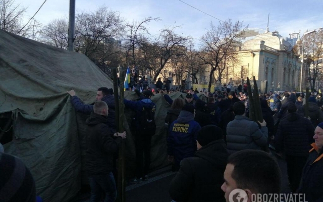 Копья, камни, газ и зеленка: под Верховной Радой митинги (ФОТО, ВИДЕО) Фото № 9 Копья, камни, газ и зеленка: под Верховной Радой митинги (ФОТО, ВИДЕО) Фото № 9