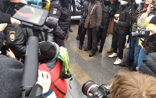 На митинге в поддержку Навального в Москве полиция задержала мальчика 10-ти лет (ВИДЕО) Фото № 0 На митинге в поддержку Навального в Москве полиция задержала мальчика 10-ти лет (ВИДЕО) Фото № 0
