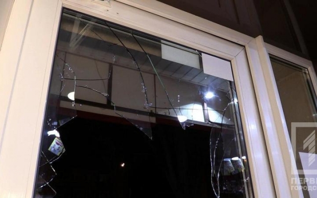 Ночью двое мужчин разгромили пивной магазин в Кривом Роге Фото № 1 Ночью двое мужчин разгромили пивной магазин в Кривом Роге Фото № 1