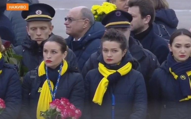 Встречали на коленях: в Борисполь прибыл экипаж с телами украинцев (ФОТО, ВИДЕО) Фото № 17 Встречали на коленях: в Борисполь прибыл экипаж с телами украинцев (ФОТО, ВИДЕО) Фото № 17